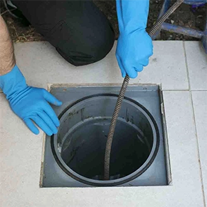 profissional limpando caixa de gordura