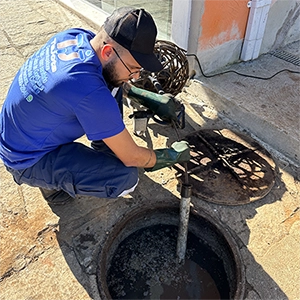 profissional realizando o desentupimento de esgoto